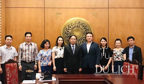 Phó Tổng cục trưởng Tổng cục Du lịch Ngô Hoài Chung chụp ảnh lưu niệm với Giám đốc Hanatour Việt Nam Ryu Bong Ki và thành viên trong đoàn.